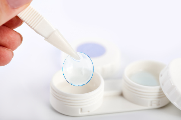 reiniging van contactlenzen in lensvloeistof